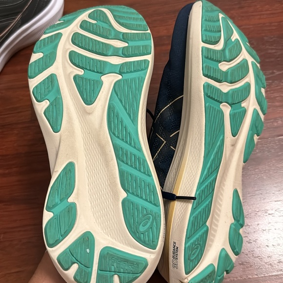 Aasics  GT-2000  12 (Size 9) - Picture 3 of 4